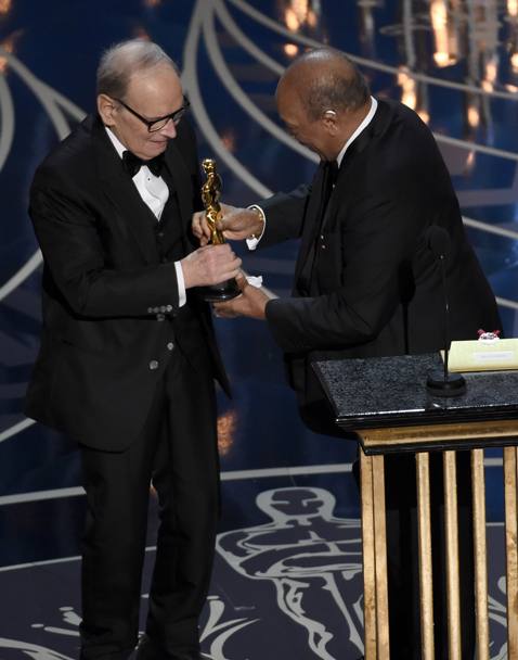 Quincy Jones consegna l&#39;Oscar nelle mani di Ennio Morricone. Ap